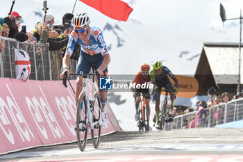 2024-05-19 - The group reaches on finish line of Stage 15 - Manerba del Garda-Livigno (Mottolino) - Giro d'Italia 2024 - STAGE 15 - MANERBA DEL GARDA-LIVIGNO - GIRO D'ITALIA - CYCLING