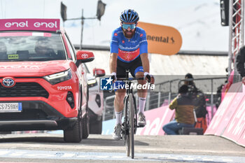 2024-05-19 - The group reaches on finish line of Stage 15 - Manerba del Garda-Livigno (Mottolino) - Giro d'Italia 2024 - STAGE 15 - MANERBA DEL GARDA-LIVIGNO - GIRO D'ITALIA - CYCLING