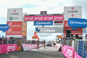 2024-05-19 - The group reaches on finish line of Stage 15 - Manerba del Garda-Livigno (Mottolino) - Giro d'Italia 2024 - STAGE 15 - MANERBA DEL GARDA-LIVIGNO - GIRO D'ITALIA - CYCLING