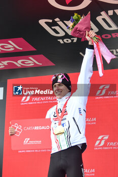 2024-05-19 - Tadej Pogacar of UAE Emirates celebrate the victory of Stage 15 - Manerba del Garda-Livigno (Mottolino) - Giro d'Italia 2024 - STAGE 15 - MANERBA DEL GARDA-LIVIGNO - GIRO D'ITALIA - CYCLING