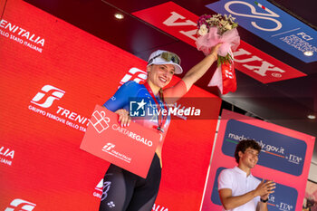 2024-07-08 - Chiara Consonni during Medal Ceremony - GIRO D'ITALIA WOMEN - STAGE 2 SIRMIONE/ VOLTA MANTOVANA - STREET - CYCLING