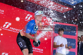 2024-07-08 - Chiara Consonni during Medal Ceremony - GIRO D'ITALIA WOMEN - STAGE 2 SIRMIONE/ VOLTA MANTOVANA - STREET - CYCLING