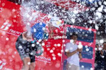 2024-07-08 - Chiara Consonni during Medal Ceremony - GIRO D'ITALIA WOMEN - STAGE 2 SIRMIONE/ VOLTA MANTOVANA - STREET - CYCLING