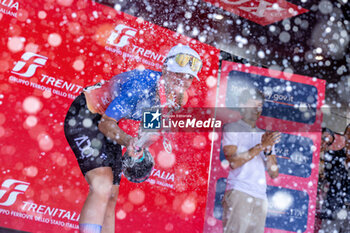 2024-07-08 - Chiara Consonni during Medal Ceremony - GIRO D'ITALIA WOMEN - STAGE 2 SIRMIONE/ VOLTA MANTOVANA - STREET - CYCLING