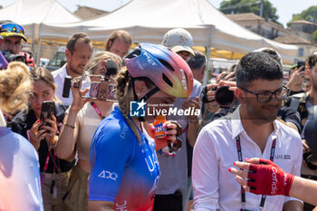 2024-07-08 - Chiara Consonni after the Victory - GIRO D'ITALIA WOMEN - STAGE 2 SIRMIONE/ VOLTA MANTOVANA - STREET - CYCLING