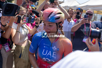 2024-07-08 - Chiara Consonni after the Victory - GIRO D'ITALIA WOMEN - STAGE 2 SIRMIONE/ VOLTA MANTOVANA - STREET - CYCLING