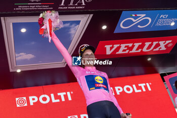 2024-07-08 - Elisa Longo Borghini keeps Maglia Rosa - GIRO D'ITALIA WOMEN - STAGE 2 SIRMIONE/ VOLTA MANTOVANA - STREET - CYCLING