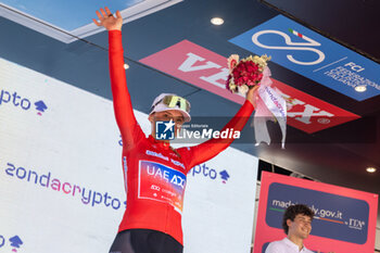 2024-07-08 - Chiara Consonni celebrates Maglia Rossa - GIRO D'ITALIA WOMEN - STAGE 2 SIRMIONE/ VOLTA MANTOVANA - STREET - CYCLING