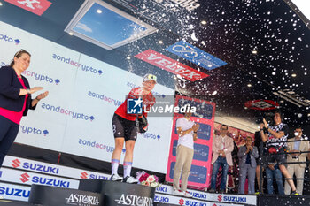 2024-07-08 - Chiara Consonni celebrates Maglia Rossa - GIRO D'ITALIA WOMEN - STAGE 2 SIRMIONE/ VOLTA MANTOVANA - STREET - CYCLING