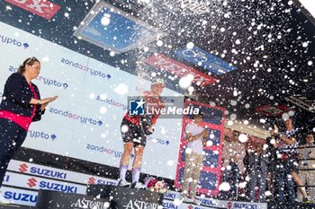 2024-07-08 - Chiara Consonni celebrates Maglia Rossa - GIRO D'ITALIA WOMEN - STAGE 2 SIRMIONE/ VOLTA MANTOVANA - STREET - CYCLING