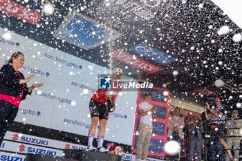 2024-07-08 - Chiara Consonni celebrates Maglia Rossa - GIRO D'ITALIA WOMEN - STAGE 2 SIRMIONE/ VOLTA MANTOVANA - STREET - CYCLING