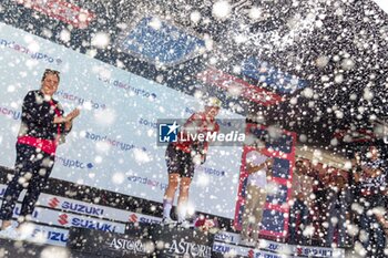 2024-07-08 - Chiara Consonni celebrates Maglia Rossa - GIRO D'ITALIA WOMEN - STAGE 2 SIRMIONE/ VOLTA MANTOVANA - STREET - CYCLING