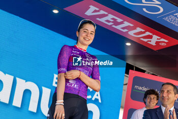 2024-07-08 - Ana Vitoria Magalhaes celebrates Maglia Blu - GIRO D'ITALIA WOMEN - STAGE 2 SIRMIONE/ VOLTA MANTOVANA - STREET - CYCLING