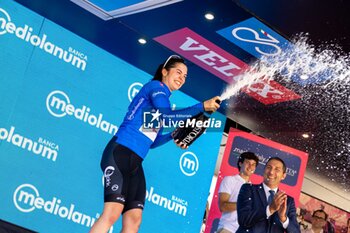 2024-07-08 - Ana Vitoria Magalhaes celebrates Maglia Blu - GIRO D'ITALIA WOMEN - STAGE 2 SIRMIONE/ VOLTA MANTOVANA - STREET - CYCLING