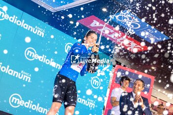 2024-07-08 - Ana Vitoria Magalhaes celebrates Maglia Blu - GIRO D'ITALIA WOMEN - STAGE 2 SIRMIONE/ VOLTA MANTOVANA - STREET - CYCLING