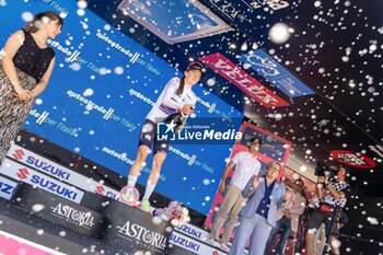 2024-07-08 - Antonia Niedermaier celebrates Maglia Bianca - GIRO D'ITALIA WOMEN - STAGE 2 SIRMIONE/ VOLTA MANTOVANA - STREET - CYCLING