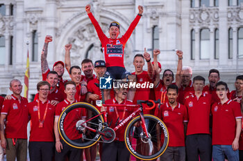 2024-09-08 - Primoz Roglic of Slovenia and Team Red Bull Bora - Hansgrohe celebrates his victory on the podium with his team at the end of the 79th Tour of Spain 2024 - Stage 21 on September 8, 2024 in Madrid, Spain. - LA VUELTA 2024: ETAPA 21 - SPANISH LA VUELTA - CYCLING