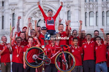 2024-09-08 - Primoz Roglic of Slovenia and Team Red Bull Bora - Hansgrohe celebrates his victory on the podium with his team at the end of the 79th Tour of Spain 2024 - Stage 21 on September 8, 2024 in Madrid, Spain. - LA VUELTA 2024: ETAPA 21 - SPANISH LA VUELTA - CYCLING