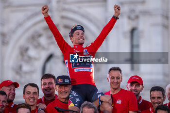 2024-09-08 - Primoz Roglic of Slovenia and Team Red Bull Bora - Hansgrohe celebrates his victory on the podium with his team at the end of the 79th Tour of Spain 2024 - Stage 21 on September 8, 2024 in Madrid, Spain. - LA VUELTA 2024: ETAPA 21 - SPANISH LA VUELTA - CYCLING