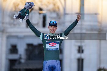 2024-09-08 - Kaden Groves of Australia and Team Alpecin Deceuninck celebrates at podium as Green Points Jersey winner at the end of the 79th Tour of Spain 2024 - Stage 21 on September 8, 2024 in Madrid, Spain. - LA VUELTA 2024: ETAPA 21 - SPANISH LA VUELTA - CYCLING