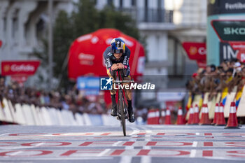 2024-09-08 - Aleksandr Vlasov of Russia and Team Red Bull Bora - Hansgrohe sprints during the individual time trial during the 79th Tour of Spain 2024 - Stage 21 on September 8, 2024 in Madrid, Spain. - LA VUELTA 2024: ETAPA 21 - SPANISH LA VUELTA - CYCLING