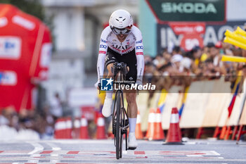 2024-09-08 - Adam Yates of The United Kingdom and UAE Team Emirates sprints during the individual time trial during the 79th Tour of Spain 2024 - Stage 21 on September 8, 2024 in Madrid, Spain. - LA VUELTA 2024: ETAPA 21 - SPANISH LA VUELTA - CYCLING