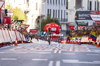 2024-09-08 - Richard Carapaz of Ecuador and Team EF Education - EasyPost sprints during the individual time trial during the 79th Tour of Spain 2024 - Stage 21 on September 8, 2024 in Madrid, Spain. - LA VUELTA 2024: ETAPA 21 - SPANISH LA VUELTA - CYCLING