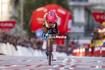 2024-09-08 - Richard Carapaz of Ecuador and Team EF Education - EasyPost sprints during the individual time trial during the 79th Tour of Spain 2024 - Stage 21 on September 8, 2024 in Madrid, Spain. - LA VUELTA 2024: ETAPA 21 - SPANISH LA VUELTA - CYCLING