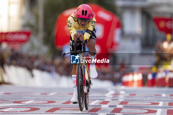 2024-09-08 - Richard Carapaz of Ecuador and Team EF Education - EasyPost sprints during the individual time trial during the 79th Tour of Spain 2024 - Stage 21 on September 8, 2024 in Madrid, Spain. - LA VUELTA 2024: ETAPA 21 - SPANISH LA VUELTA - CYCLING