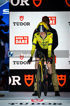 2024-03-04 - 191 TVL - Jonas Vingegaard DEN Hansen start the first stage of time trial whit new helmet Giro - STAGE 1 - LIDO DI CAMAIORE-LIDO DI CAMAIORE - TIRRENO - ADRIATICO - CYCLING