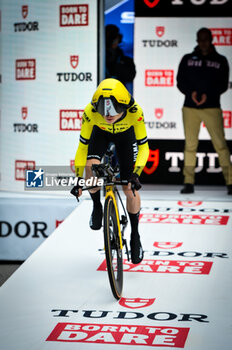 2024-03-04 - 191 TVL - Jonas Vingegaard Hansen DEN start the first stage of time trial whit new helmet of Giro - STAGE 1 - LIDO DI CAMAIORE-LIDO DI CAMAIORE - TIRRENO - ADRIATICO - CYCLING