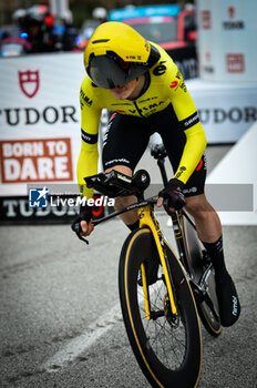 2024-03-04 - 191 TVL - Jonas Vingegaard Hansen DEN start the first stage of time trial whit new helmet of Giro - STAGE 1 - LIDO DI CAMAIORE-LIDO DI CAMAIORE - TIRRENO - ADRIATICO - CYCLING