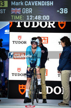 2024-03-04 - 33 GBR Mark Cavendish AST start first stage of time trial - STAGE 1 - LIDO DI CAMAIORE-LIDO DI CAMAIORE - TIRRENO - ADRIATICO - CYCLING