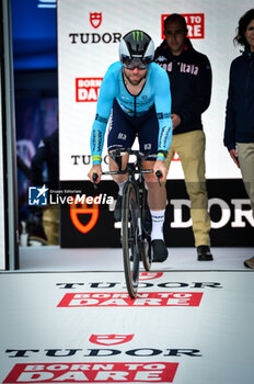 2024-03-04 - 33 GBR Mark Cavendish AST start first stage of time trial - STAGE 1 - LIDO DI CAMAIORE-LIDO DI CAMAIORE - TIRRENO - ADRIATICO - CYCLING