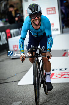 2024-03-04 - 191 TVL - Jonas Vingegaard DEN Hansen start the first stage of time trial show his tongue to camera - STAGE 1 - LIDO DI CAMAIORE-LIDO DI CAMAIORE - TIRRENO - ADRIATICO - CYCLING