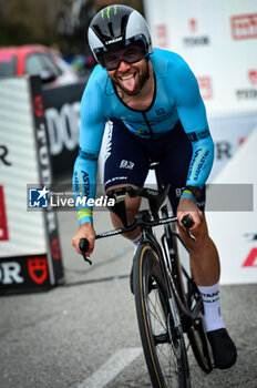2024-03-04 - 33 GBR Mark Cavendish AST start first stage of time trial show his tongue to camera - STAGE 1 - LIDO DI CAMAIORE-LIDO DI CAMAIORE - TIRRENO - ADRIATICO - CYCLING