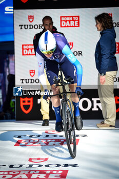 2024-03-04 - 121 GBR Froome Chris IPT ex two times world champion of road race Start first stage of time trial - STAGE 1 - LIDO DI CAMAIORE-LIDO DI CAMAIORE - TIRRENO - ADRIATICO - CYCLING