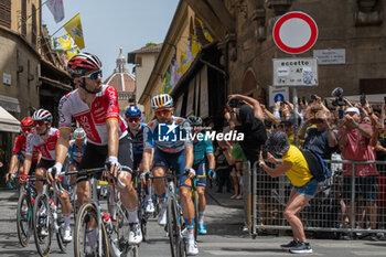 2024-06-29 - The pack of riders cycles on Ponte Vecchio - STAGE 1 - START - TOUR DE FRANCE - CYCLING