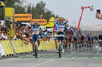 2024-06-29 - ROMAIN BARDET WIN THE FIRST STAGE OF THE TOUR DE FRANCE 2024 IN RIMINI AND FRANK VAN DEN BROEK IN SECOND PLACE - STAGE 1 - FINISH - TOUR DE FRANCE - CYCLING