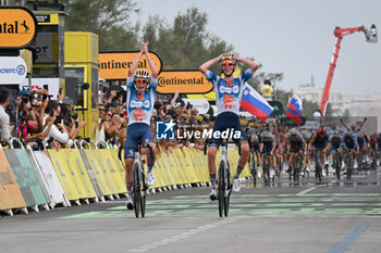 2024-06-29 - ROMAIN BARDET WIN THE FIRST STAGE OF THE TOUR DE FRANCE 2024 IN RIMINI AND FRANK VAN DEN BROEK IN SECOND PLACE - STAGE 1 - FINISH - TOUR DE FRANCE - CYCLING