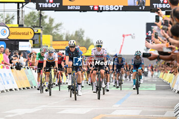 2024-06-29 - WOUT VAN AERT WIN THE SPRINT OF THE GROUP OF THE FIRST OF THE TOUR DE FRANCE 2024 IN RIMINI - STAGE 1 - FINISH - TOUR DE FRANCE - CYCLING