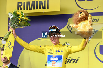 2024-06-29 - ROMAIN BARDET IN YELLOW JERSEY AFTER HIS WIN OF THE FIRST STAGE OF THE TOUR DE FRANCE 2024 IN RIMINI - STAGE 1 - FINISH - TOUR DE FRANCE - CYCLING