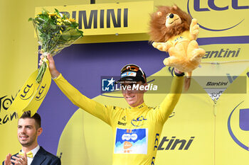 2024-06-29 - ROMAIN BARDET IN YELLOW JERSEY AFTER HIS WIN OF THE FIRST STAGE OF THE TOUR DE FRANCE 2024 IN RIMINI - STAGE 1 - FINISH - TOUR DE FRANCE - CYCLING