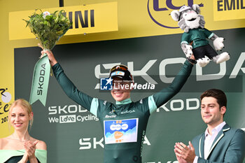 2024-06-29 - FRANK VAN DEN BROEK IN GREEN JERSEY ON THE PODIUM OF THE FIRST STAGE OF THE TOUR DE FRANCE 2024 IN RIMINI - STAGE 1 - FINISH - TOUR DE FRANCE - CYCLING