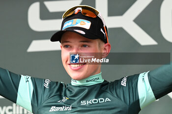 2024-06-29 - FRANK VAN DEN BROEK PORTRAIT IN GREEN JERSEY ON THE PODIUM OF THE FIRST STAGE OF THE TOUR DE FRANCE 2024 IN RIMINI - STAGE 1 - FINISH - TOUR DE FRANCE - CYCLING