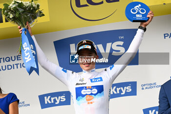 2024-06-29 - FRANK VAN DEN BROEK CELEBRATING ON THE PODIUM OF THE FIRST STAGE OF THE TOUR DE FRANCE 2024 IN RIMINI WITH THE WHITE JERSEY - STAGE 1 - FINISH - TOUR DE FRANCE - CYCLING