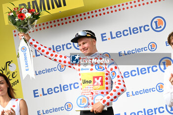 2024-06-29 - JONAS ABRAHAMSEN CELEBRATING ON THE PODIUM OF THE FIRST STAGE OF THE TOUR DE FRANCE 2024 IN RIMINI WITH THE GRIMPEUR JERSEY - STAGE 1 - FINISH - TOUR DE FRANCE - CYCLING