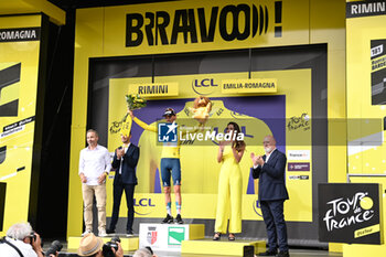 2024-06-29 - ROMAIN BARDET CELEBRATIGN THE YELLO JERSEY AFTER THE WIN OF THE FIRST STAGE OF THE TOUR DE FRANCE 2024 IN RIMINI - STAGE 1 - FINISH - TOUR DE FRANCE - CYCLING