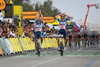 2024-06-29 - ROMAIN BARDET WIN THE FIRST STAGE OF THE TOUR DE FRANCE 2024 IN RIMINI AND FRANK VAN DEN BROEK IN SECOND PLACE - STAGE 1 - FINISH - TOUR DE FRANCE - CYCLING