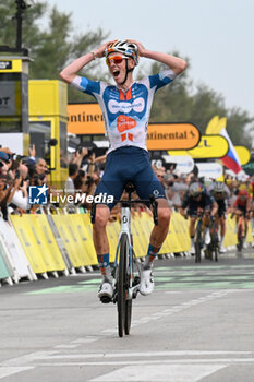 2024-06-29 - ROMAIN BARDET in disbelief after the WIN of THE FIRST STAGE OF THE TOUR DE FRANCE 2024 - STAGE 1 - FINISH - TOUR DE FRANCE - CYCLING